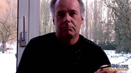 Старый кобель отымел за завтраком молодую брюнетку с классной попкой