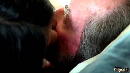 Дед вспомнил молодость с привлекательной темноволосой горничной