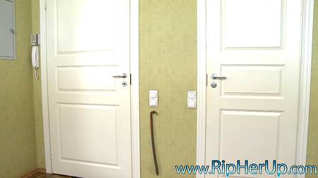 Русский пацан грубо ебет в жопу наклонившуюся раком сучку