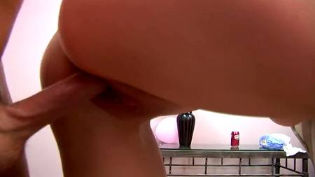 Грудастая телка развлекает мужиков на съемках