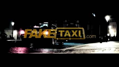 Юная брюнетка порется в такси