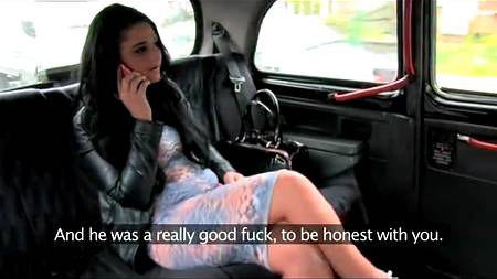 Юная брюнетка порется в такси