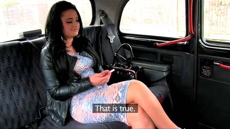 Юная брюнетка порется в такси