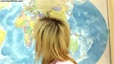 Молодой учитель подготавливает блондинку к экзамену