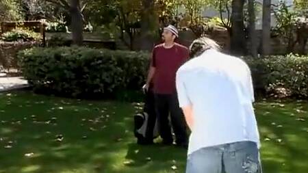 Мужик на поле для гольфа ебет телку членом и игрушками