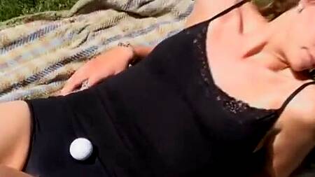 Мужик на поле для гольфа ебет телку членом и игрушками