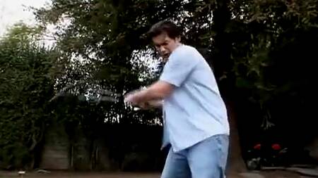 Мужик на поле для гольфа ебет телку членом и игрушками