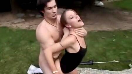 Мужик на поле для гольфа ебет телку членом и игрушками