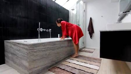 Супруги развлекаются сексуальными играми в ванной