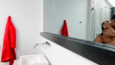 Супруги развлекаются сексуальными играми в ванной