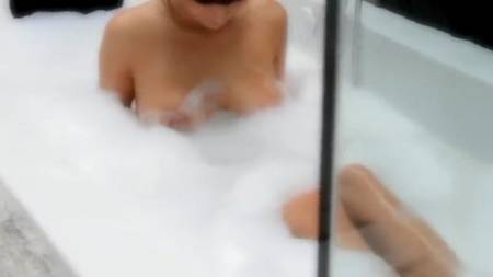 Супруги развлекаются сексуальными играми в ванной