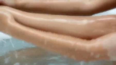 Супруги развлекаются сексуальными играми в ванной