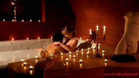 Любит крошка сочный догги-стайл