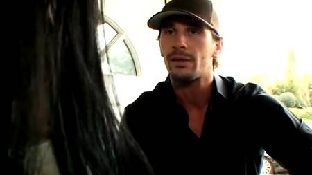 Посыльный помог милашке утолить анальный голод