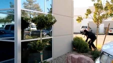 Двое грабителей дерут полисменку