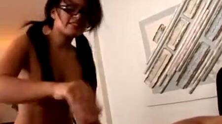 Студентка в мини-юбке ебется с учителем на столе