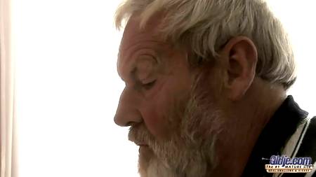 Внучка сосет у деда