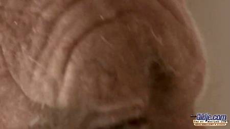 Внучка сосет у деда