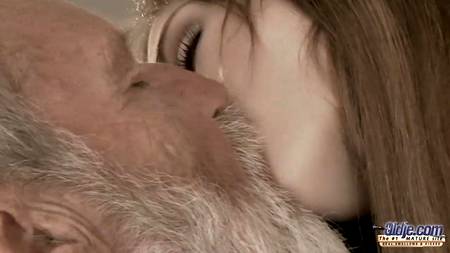 Внучка сосет у деда