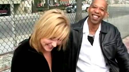 Ниггер с белокурой шалавой на личной яхте