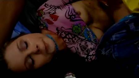 Приучает нимф к аналу