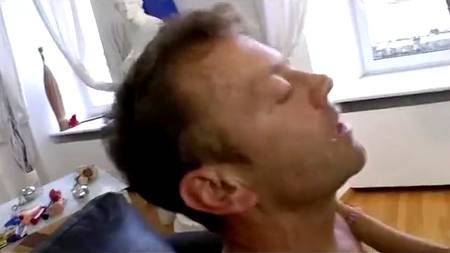 Приучает нимф к аналу