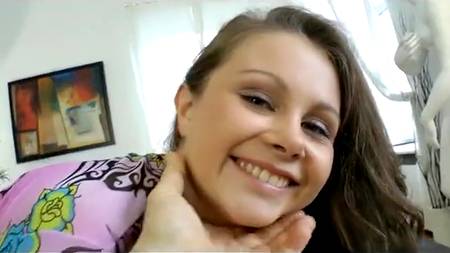 Приучает нимф к аналу