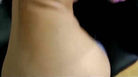 Приучает нимф к аналу