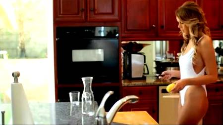 Обожает секс и сперму