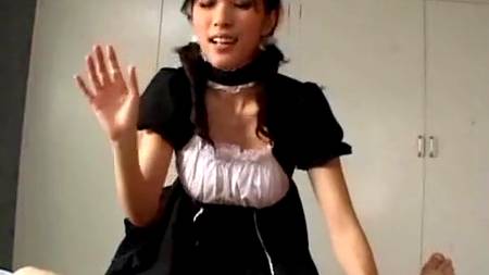 Минет от старательной горничной