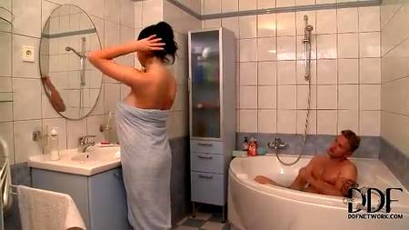 Муж трахает сисястую пышку