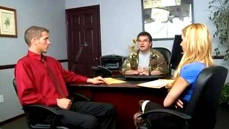 Босс оставил молодых людей, которые занялись сексом в кабинете