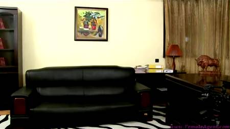 Приучает к лесбийским шалостям