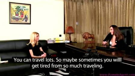 Приучает к лесбийским шалостям