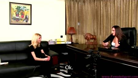 Приучает к лесбийским шалостям