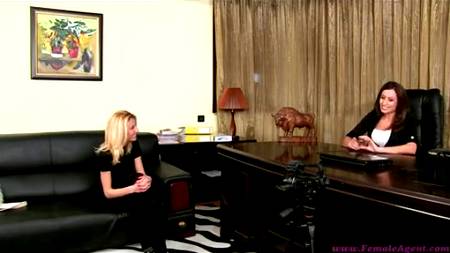 Приучает к лесбийским шалостям