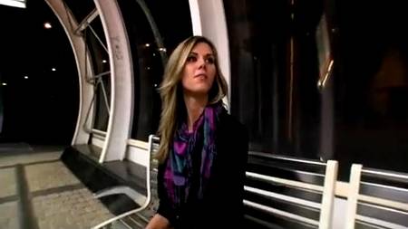 Молодая крошка не боится трахаться в кустах