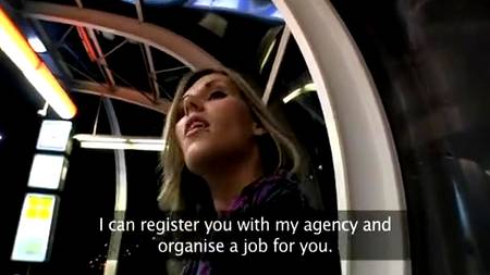 Молодая крошка не боится трахаться в кустах