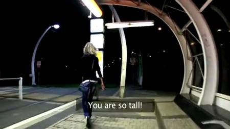 Молодая крошка не боится трахаться в кустах