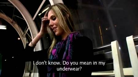 Молодая крошка не боится трахаться в кустах