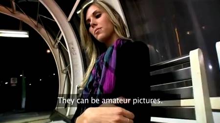 Молодая крошка не боится трахаться в кустах