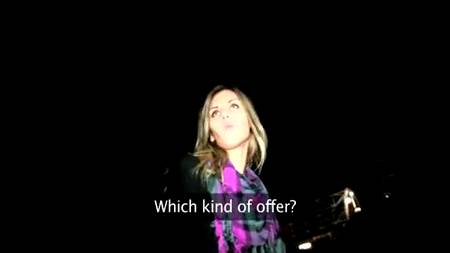 Молодая крошка не боится трахаться в кустах