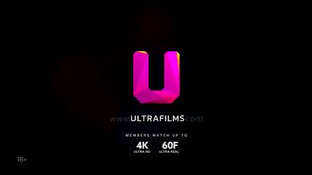 Красивая девушка эротично мастурбирует на улице розовый клитор