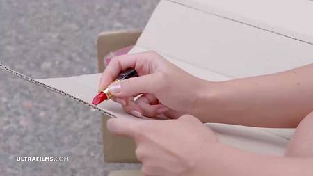 Обалденная молодуха отдалась у автомобиля двум крепким парням