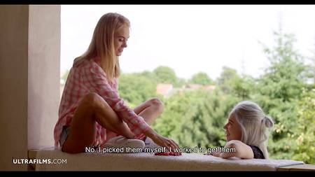 Сексапильные блондинки делают друг другу нежный кунилигус