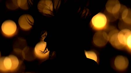 Длинноволосая блондинка мастурбирует крупным планом розовую щелку