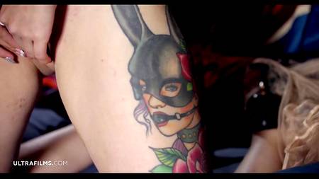 Сексапильная блонда наслаждается дрочкой клитора крупным планом