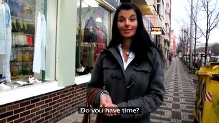 Чешской малышке понравилось трахаться в подворотне