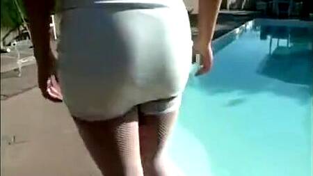 Девку в белом платье парни пускают по кругу