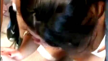 Девку в белом платье парни пускают по кругу